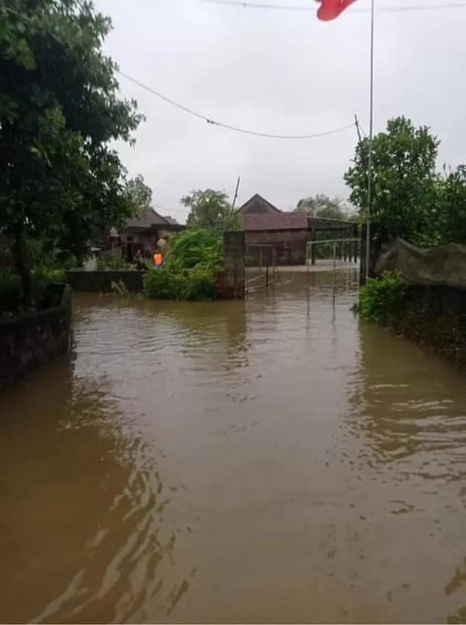 Hà Tĩnh - Quảng Bình: Nước lũ bủa vây, người dân chèo thuyền đi lại trên phố - Ảnh 24.