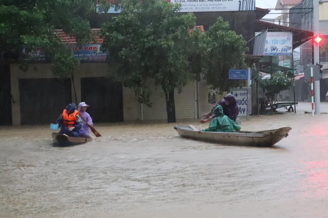 Hà Tĩnh - Quảng Bình: Nước lũ bủa vây, người dân chèo thuyền đi lại trên phố - Ảnh 5.