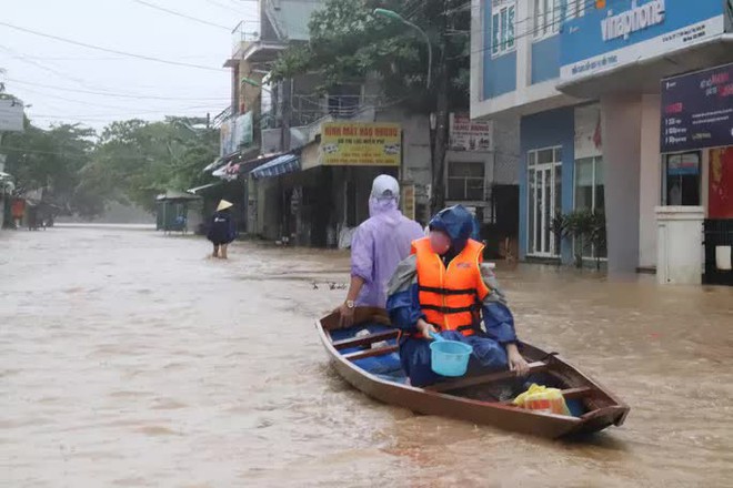 Hà Tĩnh - Quảng Bình: Nước lũ bủa vây, người dân chèo thuyền đi lại trên phố - Ảnh 6.