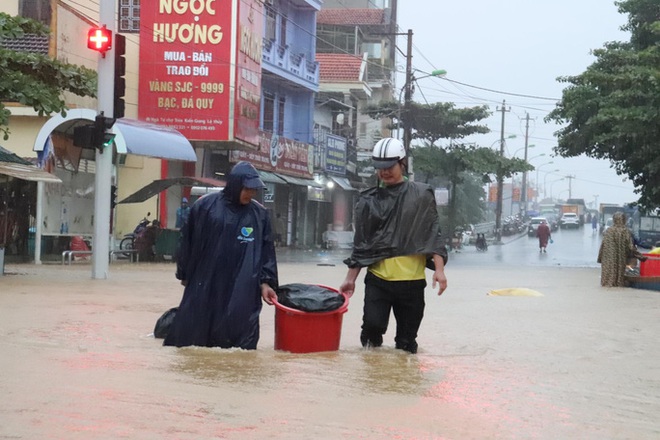 Hà Tĩnh - Quảng Bình: Nước lũ bủa vây, người dân chèo thuyền đi lại trên phố - Ảnh 8.
