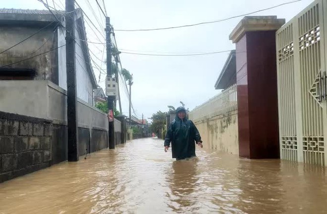 Hà Tĩnh - Quảng Bình: Nước lũ bủa vây, người dân chèo thuyền đi lại trên phố - Ảnh 9.