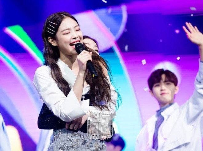 Jennie cứ gặp Irene (Red Velvet) là dính lấy, bảo sao dân tình chỉ muốn G-Dragon nhường em cho cô ấy mà thôi! - Ảnh 1.