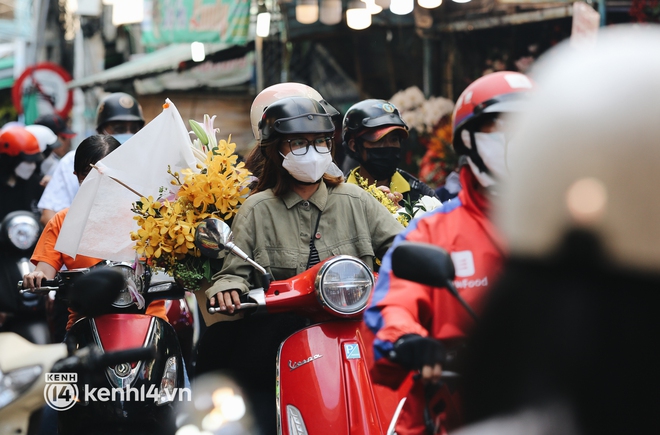 Chợ Hồ Thị Kỷ mở lại đúng dịp 20/10, người bán phấn khởi: Không nghĩ lại được nhìn thấy cảnh tấp nập này - Ảnh 4.