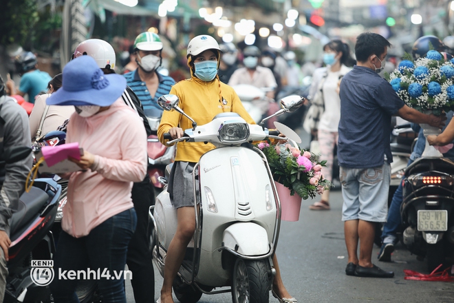 Chợ Hồ Thị Kỷ mở lại đúng dịp 20/10, người bán phấn khởi: Không nghĩ lại được nhìn thấy cảnh tấp nập này - Ảnh 13.