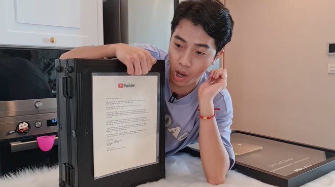 Review thành quả 10 triệu subs YouTube, Cris Phan tiết lộ điểm khác biệt lớn nhất giữa nút Kim Cương và nút Vàng? - Ảnh 2.