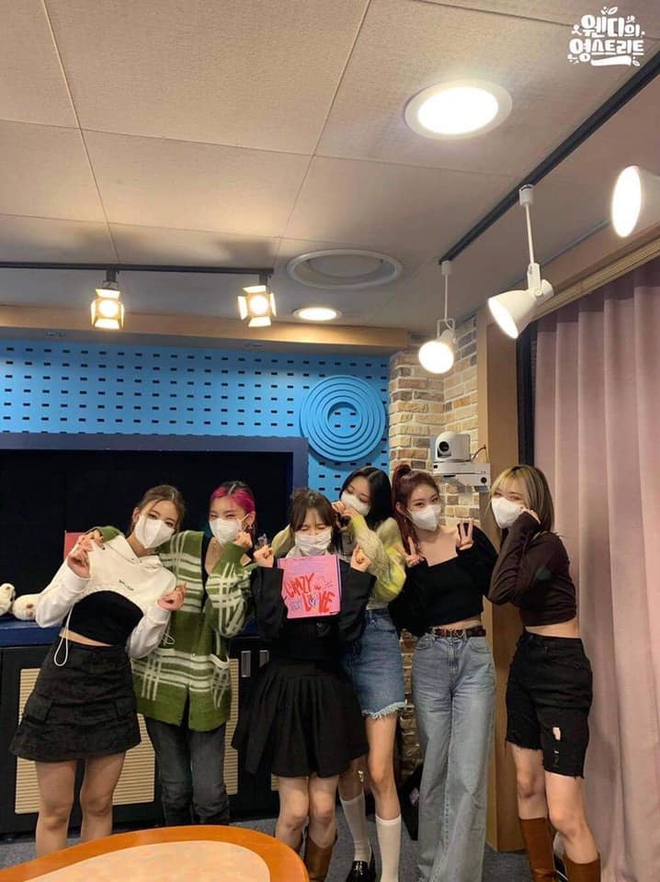 JYP quá đáng lắm rồi: Cho ITZY chạy show không kịp ăn tối, Wendy (Red Velvet) có hành động bất ngờ khiến Ryujin lúng túng - Ảnh 7.