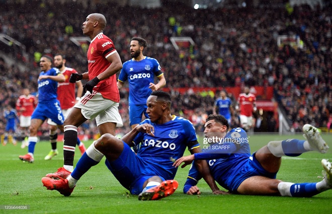 Ronaldo vào sân từ ghế dự bị, MU thoát thua hú vía trên sân nhà Old Trafford - Ảnh 9.