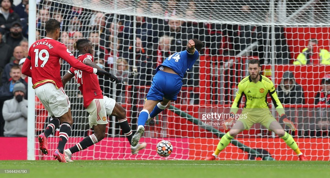 Ronaldo vào sân từ ghế dự bị, MU thoát thua hú vía trên sân nhà Old Trafford - Ảnh 6.