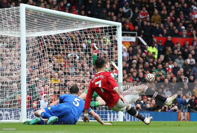 Ronaldo v&agrave;o s&acirc;n từ ghế dự bị, MU tho&aacute;t thua h&uacute; v&iacute;a tr&ecirc;n s&acirc;n nh&agrave; Old Trafford - Ảnh 5.