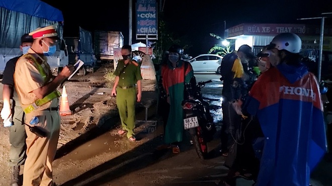 Trắng đêm đón công dân từ TP.HCM và các tỉnh về quê miền Tây tự phát bằng xe máy - Ảnh 4.