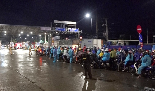 Trắng đêm đón công dân từ TP.HCM và các tỉnh về quê miền Tây tự phát bằng xe máy - Ảnh 7.