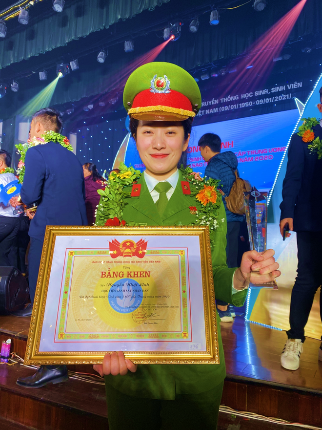 Hot girl thủ khoa đầu ra Học viện Cảnh sát: 7.5 IELTS, điểm tốt nghiệp gần ngưỡng tuyệt đối, tiết lộ môn học nghe tên thôi đã phát sợ - Ảnh 4. Hot girl thủ khoa đầu ra Học viện Cảnh sát: 7.5 IELTS, điểm tốt nghiệp gần ngưỡng tuyệt đối, tiết lộ môn học nghe tên thôi đã phát sợ - Ảnh 4.