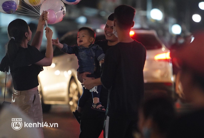 Cập nhật ngay không khí 20/10 lúc này: Sài Gòn vừa tạnh mưa đã nhộn nhịp, hàng quán Hà Nội bắt đầu đông đúc khách - Ảnh 5.