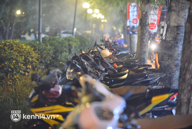 Cập nhật ngay không khí 20/10 lúc này: Sài Gòn vừa tạnh mưa đã nhộn nhịp, hàng quán Hà Nội bắt đầu đông đúc khách - Ảnh 8.
