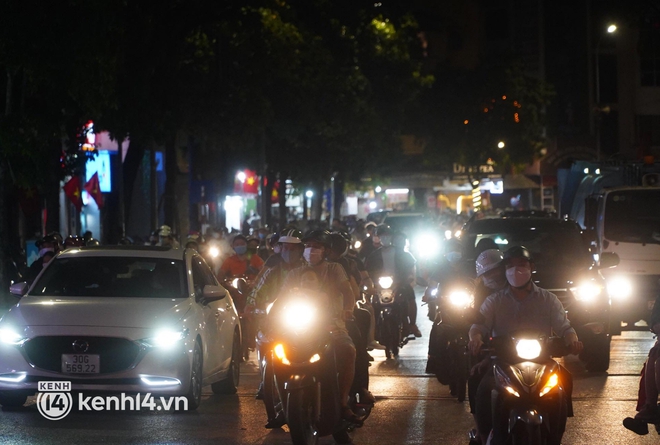 Cập nhật ngay không khí 20/10 lúc này: Sài Gòn vừa tạnh mưa đã nhộn nhịp, hàng quán Hà Nội bắt đầu đông đúc khách - Ảnh 4.