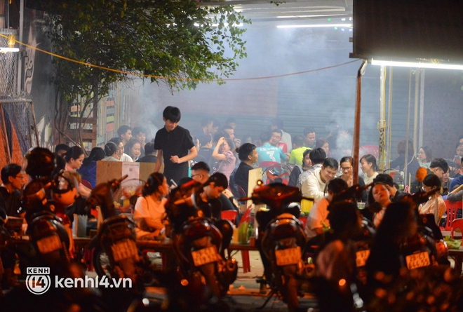 Cập nhật ngay không khí 20/10 lúc này: Sài Gòn vừa tạnh mưa đã nhộn nhịp, hàng quán Hà Nội bắt đầu đông đúc khách - Ảnh 4.