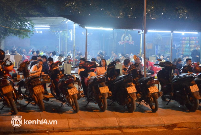 Cập nhật ngay không khí 20/10 lúc này: Sài Gòn vừa tạnh mưa đã nhộn nhịp, hàng quán Hà Nội bắt đầu đông đúc khách - Ảnh 5.