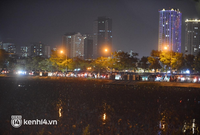 Cập nhật ngay không khí 20/10 lúc này: Sài Gòn vừa tạnh mưa đã nhộn nhịp, hàng quán Hà Nội bắt đầu đông đúc khách - Ảnh 6.