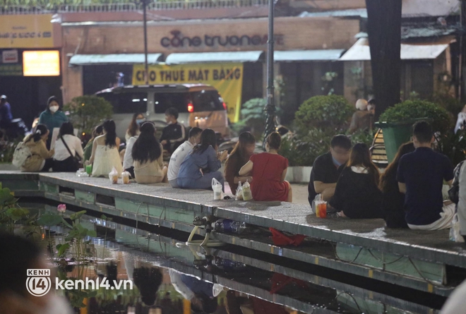 Cập nhật ngay không khí 20/10 lúc này: Sài Gòn vừa tạnh mưa đã nhộn nhịp, hàng quán Hà Nội bắt đầu đông đúc khách - Ảnh 2.