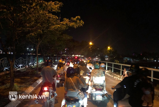 Cập nhật ngay không khí 20/10 lúc này: Sài Gòn vừa tạnh mưa đã nhộn nhịp, hàng quán Hà Nội bắt đầu đông đúc khách - Ảnh 1.