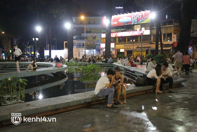 Cập nhật ngay không khí 20/10 lúc này: Sài Gòn vừa tạnh mưa đã nhộn nhịp, hàng quán Hà Nội bắt đầu đông đúc khách - Ảnh 5.