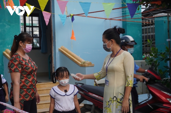 Học sinh tại xã đảo Thạnh An (TP.HCM) hào hứng trở lại trường học - Ảnh 2.