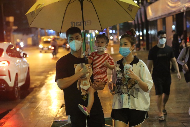 Cập nhật ngay không khí 20/10 lúc này: Sài Gòn vừa tạnh mưa đã nhộn nhịp, hàng quán Hà Nội bắt đầu đông đúc khách - Ảnh 3.