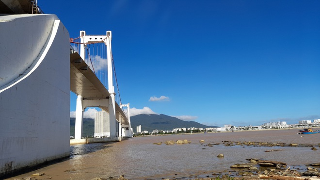 Cô gái trẻ lao xuống sông Hàn tự tử trước sự bàng hoàng của người đi đường - Ảnh 1.