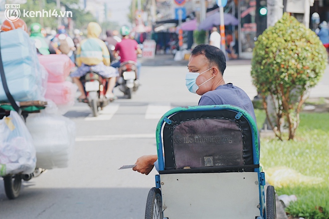 Người bán vé số bật khóc khi lại được mưu sinh sau 4 tháng ở nhà: "Ngoại không sợ đói nữa rồi con ơi" - Ảnh 2. Người bán vé số bật khóc khi lại được mưu sinh sau 4 tháng ở nhà: "Ngoại không sợ đói nữa rồi con ơi" - Ảnh 2.