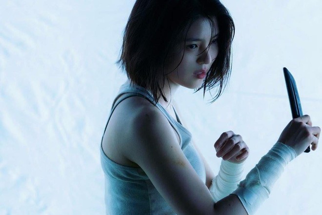 Không hổ danh nàng thơ 19+, Han So Hee làm netizen ngã khuỵu vì visual tỏa sáng trong phim mới: Bị đánh đến nhừ tử mà vẫn xinh! - Ảnh 1.