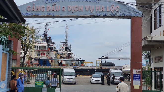 Phong tỏa c&ocirc;ng ty xăng dầu lớn nhất TP. Vũng T&agrave;u, gi&aacute;m đốc bị dẫn đi - Ảnh 1.