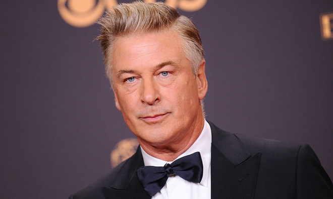 Nhói lòng hình ảnh tài tử Alec Baldwin bật khóc sau khi bị điều tra vì bắn chết người kinh hoàng ở phim trường - Ảnh 7.