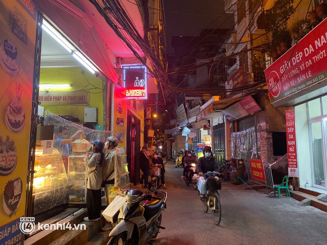 ẢNH: Cận cảnh phong toả con ngõ, hiệu thuốc sau khi Hà Nội ghi nhận 2 F0 ngoài cộng đồng - Ảnh 2. ẢNH: Cận cảnh phong toả con ngõ, hiệu thuốc sau khi Hà Nội ghi nhận 2 F0 ngoài cộng đồng - Ảnh 2.