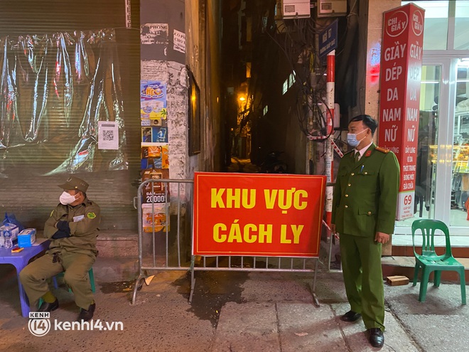 ẢNH: Cận cảnh phong toả con ngõ, hiệu thuốc sau khi Hà Nội ghi nhận 2 F0 ngoài cộng đồng - Ảnh 3. ẢNH: Cận cảnh phong toả con ngõ, hiệu thuốc sau khi Hà Nội ghi nhận 2 F0 ngoài cộng đồng - Ảnh 3.