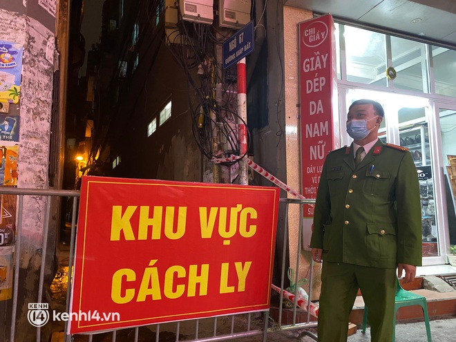 ẢNH: Cận cảnh phong toả con ngõ, hiệu thuốc sau khi Hà Nội ghi nhận 2 F0 ngoài cộng đồng - Ảnh 4. ẢNH: Cận cảnh phong toả con ngõ, hiệu thuốc sau khi Hà Nội ghi nhận 2 F0 ngoài cộng đồng - Ảnh 4.
