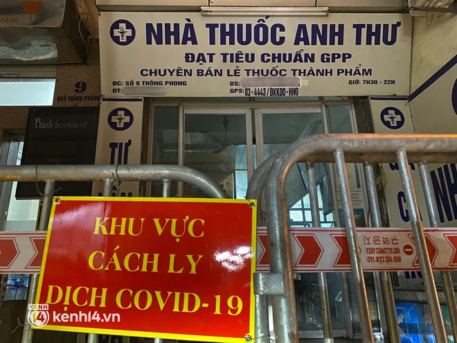 ẢNH: Cận cảnh phong toả con ngõ, hiệu thuốc sau khi Hà Nội ghi nhận 2 F0 ngoài cộng đồng - Ảnh 7. ẢNH: Cận cảnh phong toả con ngõ, hiệu thuốc sau khi Hà Nội ghi nhận 2 F0 ngoài cộng đồng - Ảnh 7.