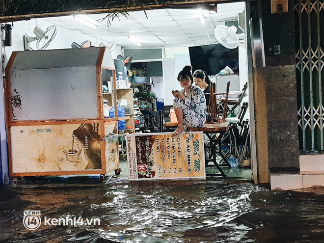 Ảnh: Cuối tuần Sài Gòn mưa tối tăm mù mịt, người dân lội nước dắt xe chết máy trên đường ngập - Ảnh 2.