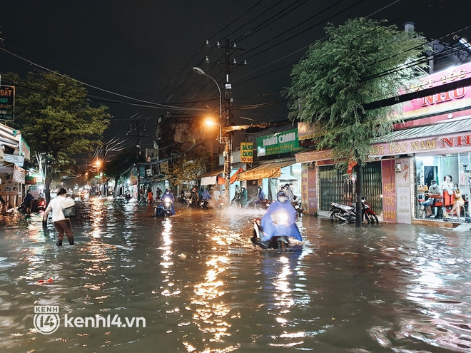Ảnh: Cuối tuần Sài Gòn mưa tối tăm mù mịt, người dân lội nước dắt xe chết máy trên đường ngập - Ảnh 7.