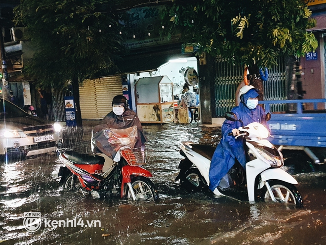 Ảnh: Cuối tuần Sài Gòn mưa tối tăm mù mịt, người dân lội nước dắt xe chết máy trên đường ngập - Ảnh 4.