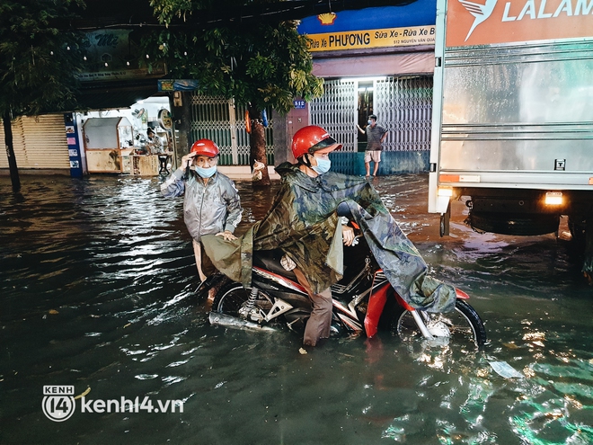 Ảnh: Cuối tuần Sài Gòn mưa tối tăm mù mịt, người dân lội nước dắt xe chết máy trên đường ngập - Ảnh 10.