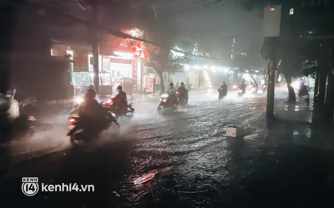 Ảnh: Cuối tuần Sài Gòn mưa tối tăm mù mịt, người dân lội nước dắt xe chết máy trên đường ngập - Ảnh 1.