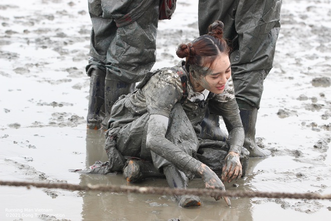 Thúy Ngân bị giằng xé dữ dội ở trụ sở SBS, Lan Ngọc bị kéo lê trong bùn - Ảnh 23.