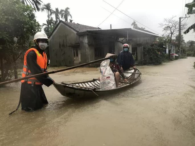 Quảng Ngãi: Sơ tán hàng ngàn hộ dân tránh lũ - Ảnh 1.