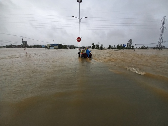 Miền Trung: Mưa lũ lớn đe dọa, bão chực chờ - Ảnh 1.