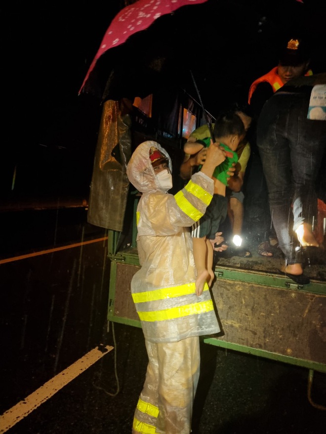 CSGT Quảng Nam giải cứu hàng chục người kẹt giữa dòng nước lũ - Ảnh 2.