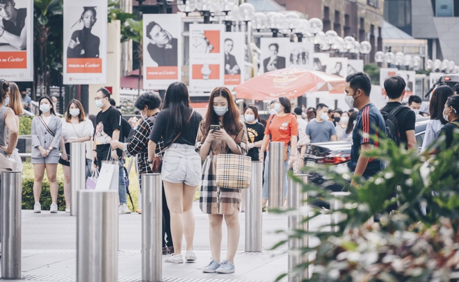 Singapore chỉ cho phép những người đã tiêm đủ vaccine đi làm - Ảnh 1.