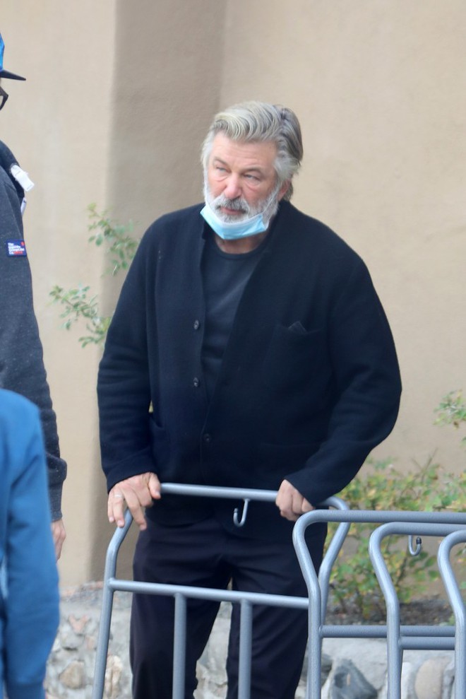 Lộ ảnh tài tử Alec Baldwin đến thăm gia đình nữ đạo diễn ông vừa bắn chết, hành động với người chồng khiến bao người bật khóc - Ảnh 4.