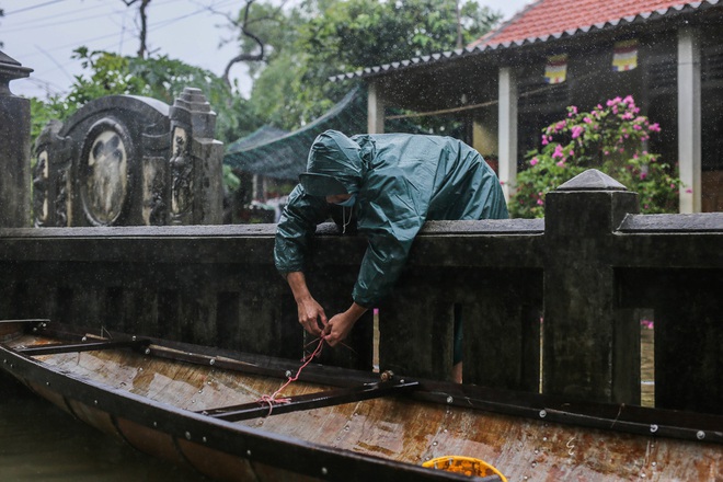 Cả ng&ocirc;i l&agrave;ng bị lũ bủa v&acirc;y tứ bề, c&oacute; chỗ ngập gần 2 m&eacute;t - Ảnh 7.