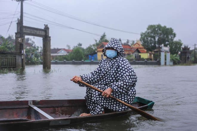 Cả ng&ocirc;i l&agrave;ng bị lũ bủa v&acirc;y tứ bề, c&oacute; chỗ ngập gần 2 m&eacute;t - Ảnh 9.