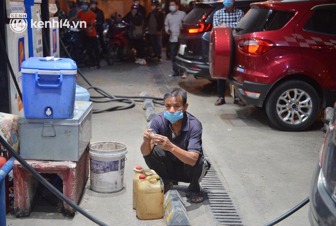 Ngay lúc này, hàng loạt cây xăng ở Hà Nội “thất thủ” vì dự đoán giá xăng tăng, người dân rồng rắn mang theo cả can đi mua - Ảnh 11.